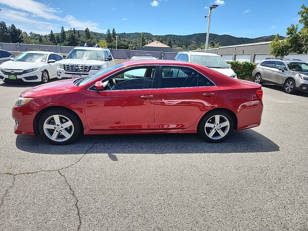 Used 2014 Toyota Camry SE image 2