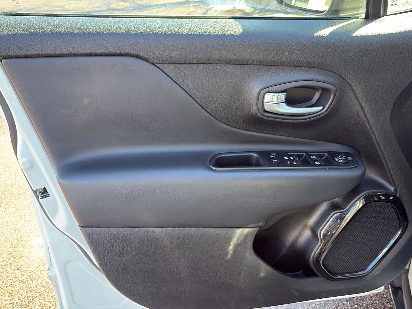 Used 2019 Jeep Renegade Altitude w/ Quick Order Package 2XM image 11