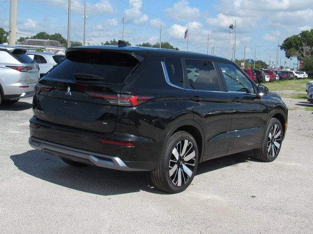 New 2025 Mitsubishi Outlander SE image 3
