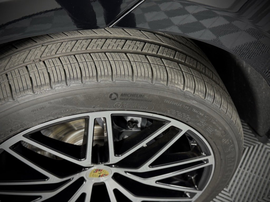 Certified 2025 Porsche Macan image 15