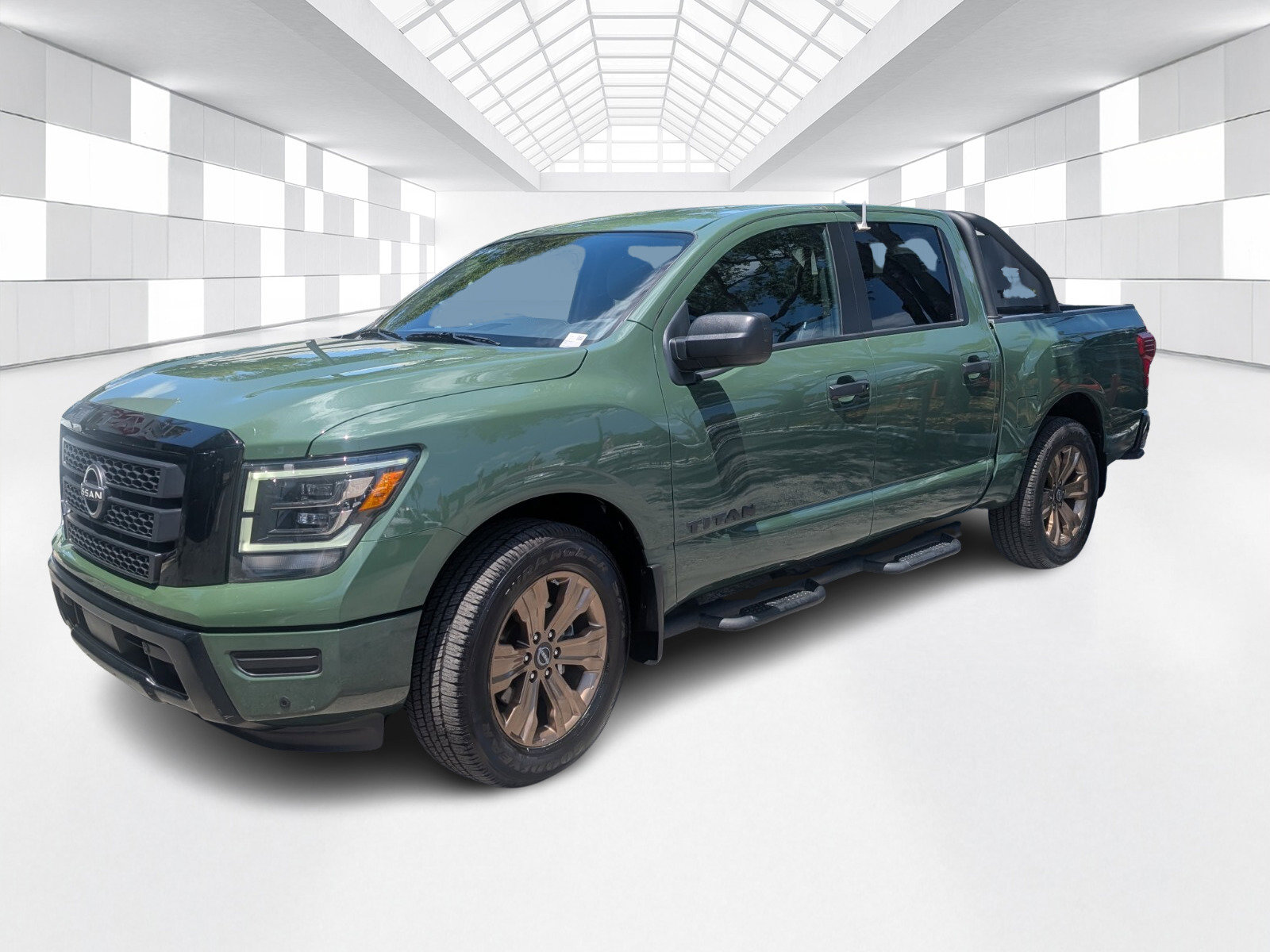 Used 2024 Nissan Titan SV w/ SV Bronze Edition Package RWD image 3