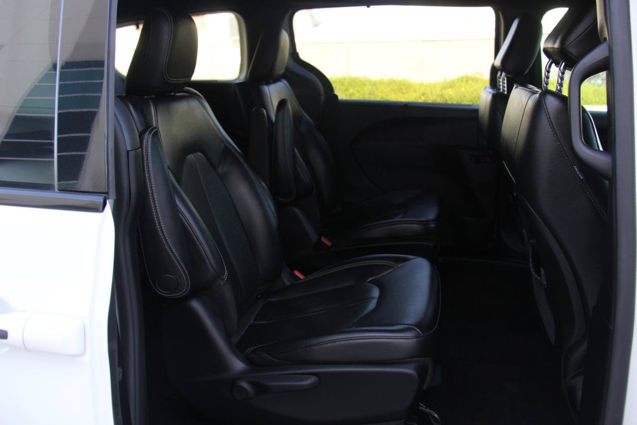 Used 2020 Chrysler Pacifica Touring-L w/ S Appearance Package FWD image 30