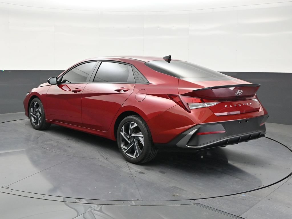 Used 2025 Hyundai Elantra Sport FWD image 3