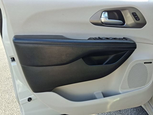 Used 2017 Chrysler Pacifica Limited FWD image 15
