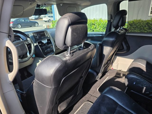 Used 2014 Chrysler Town & Country Touring-L FWD image 18
