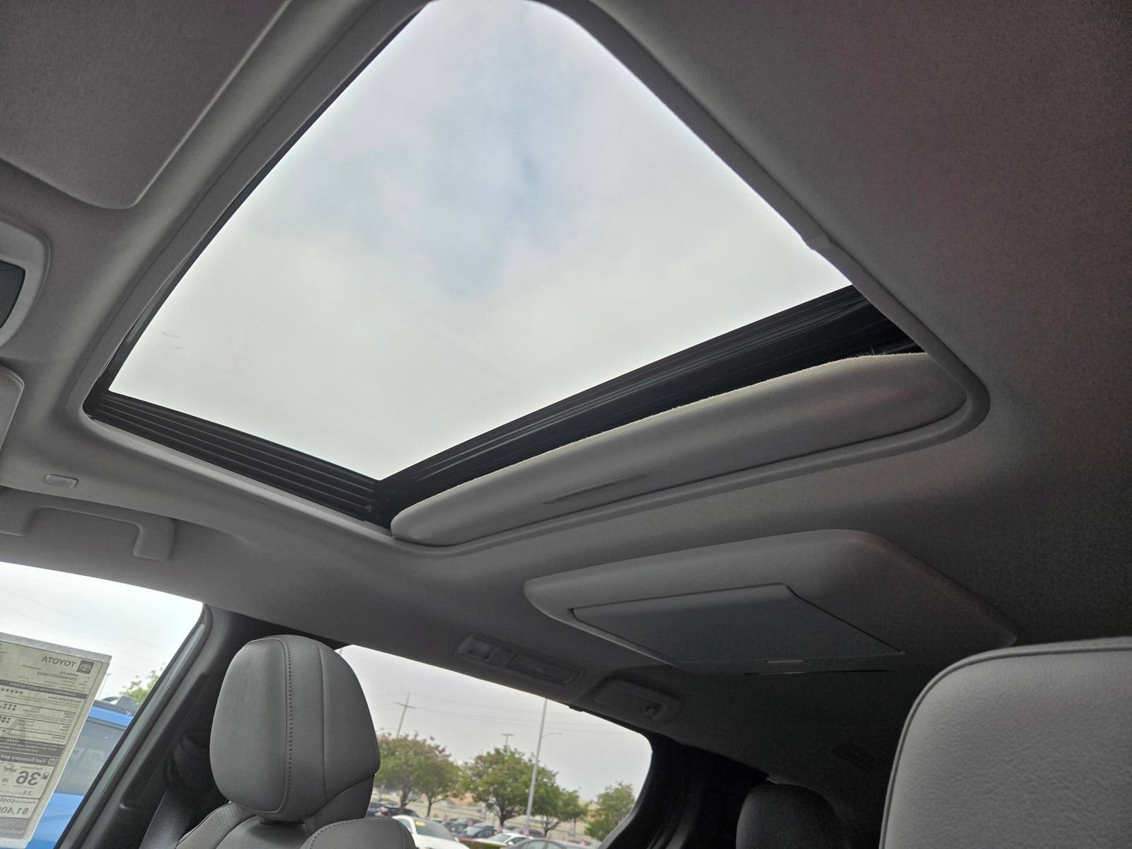 Used 2026 Toyota Sienna XLE FWD image 19