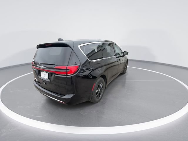 Used 2024 Chrysler Pacifica Touring-L FWD image 8