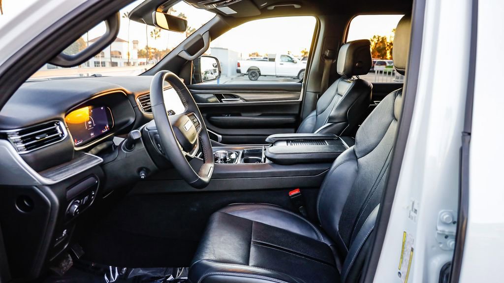 Certified 2024 Jeep Wagoneer Series II w/ Flexible Seating Group image 28