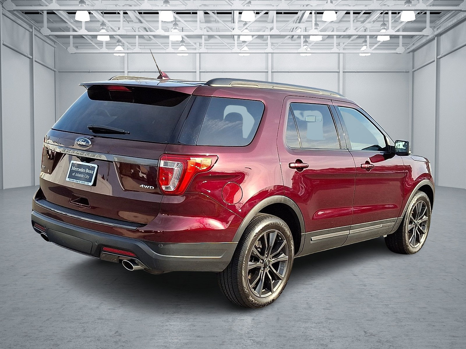 Used 2018 Ford Explorer XLT w/ Equipment Group 202A image 6