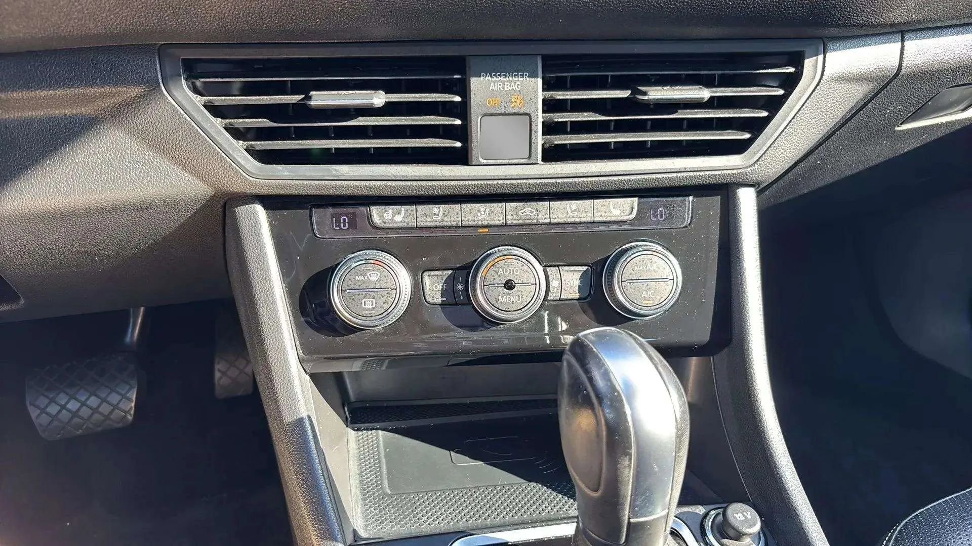 Used 2020 Volkswagen Jetta SEL Premium image 40