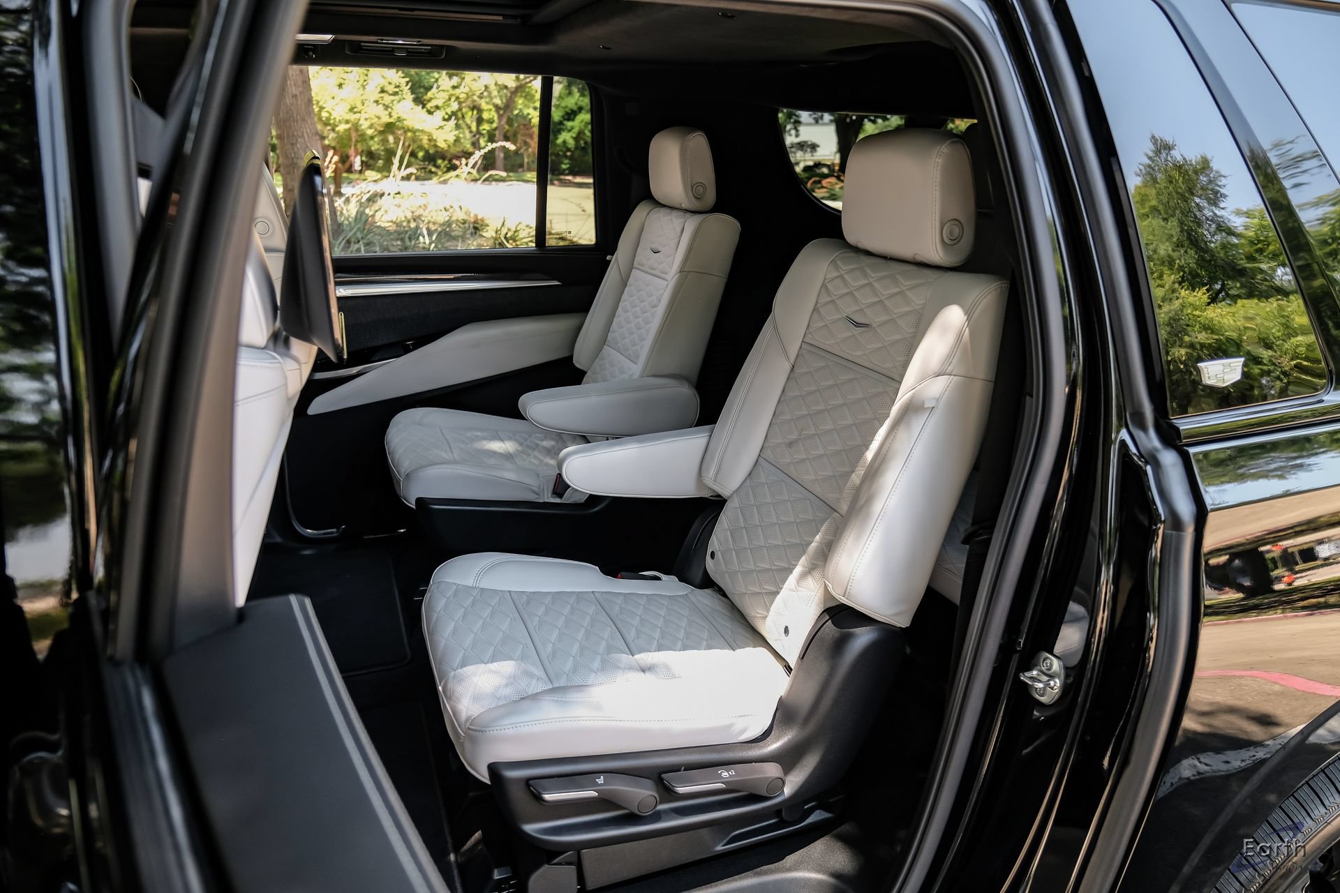 Used 2026 Cadillac Escalade ESV V w/ LPO, ONYX Package AWD/4WD image 86