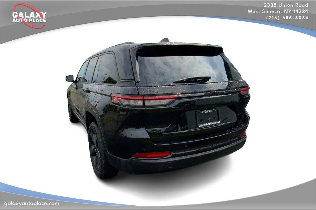 Used 2023 Jeep Grand Cherokee Altitude AWD/4WD image 7
