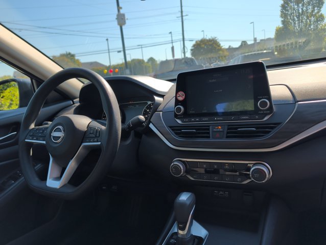 Used 2025 Nissan Altima 2.5 SV FWD image 27