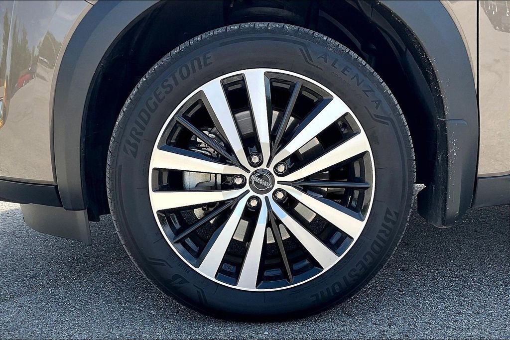 Used 2024 Nissan Pathfinder Platinum w/ Cargo Package FWD image 8