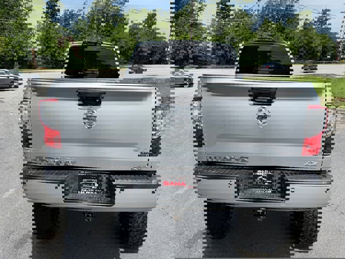 Used 2017 Nissan Titan SL image 15