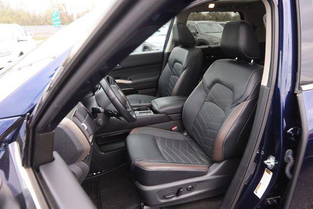 Used 2024 Nissan Pathfinder Platinum image 10