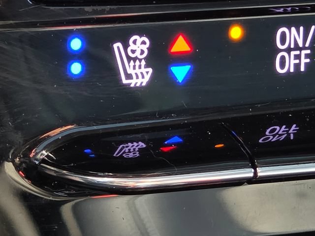 Used 2022 Chevrolet Bolt EUV Premier w/ Sun & Sound Package FWD image 6