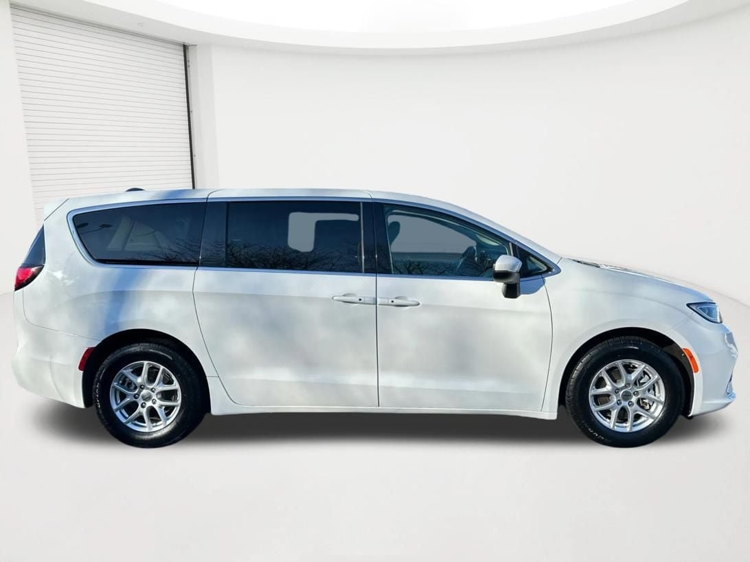 Used 2023 Chrysler Pacifica Touring-L FWD image 4