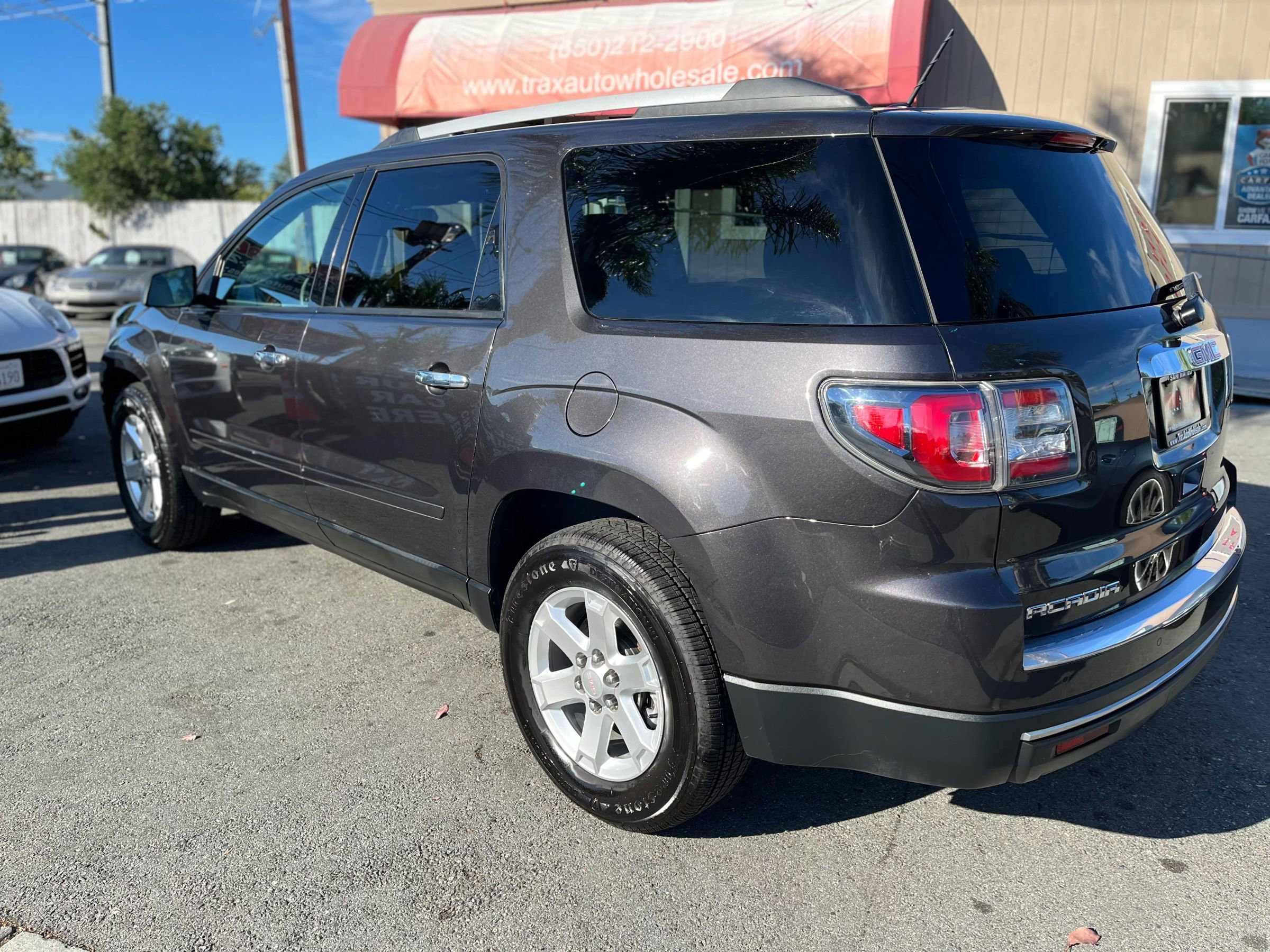 Used 2015 GMC Acadia SLE FWD image 2