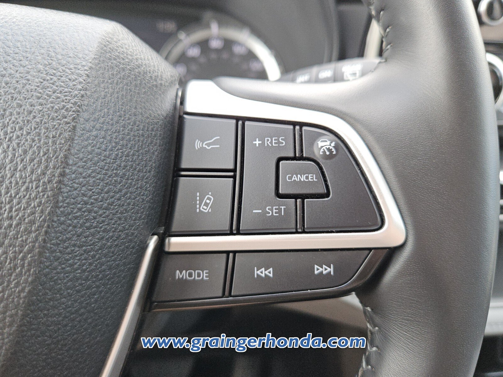 Used 2024 Toyota Highlander LE FWD image 20