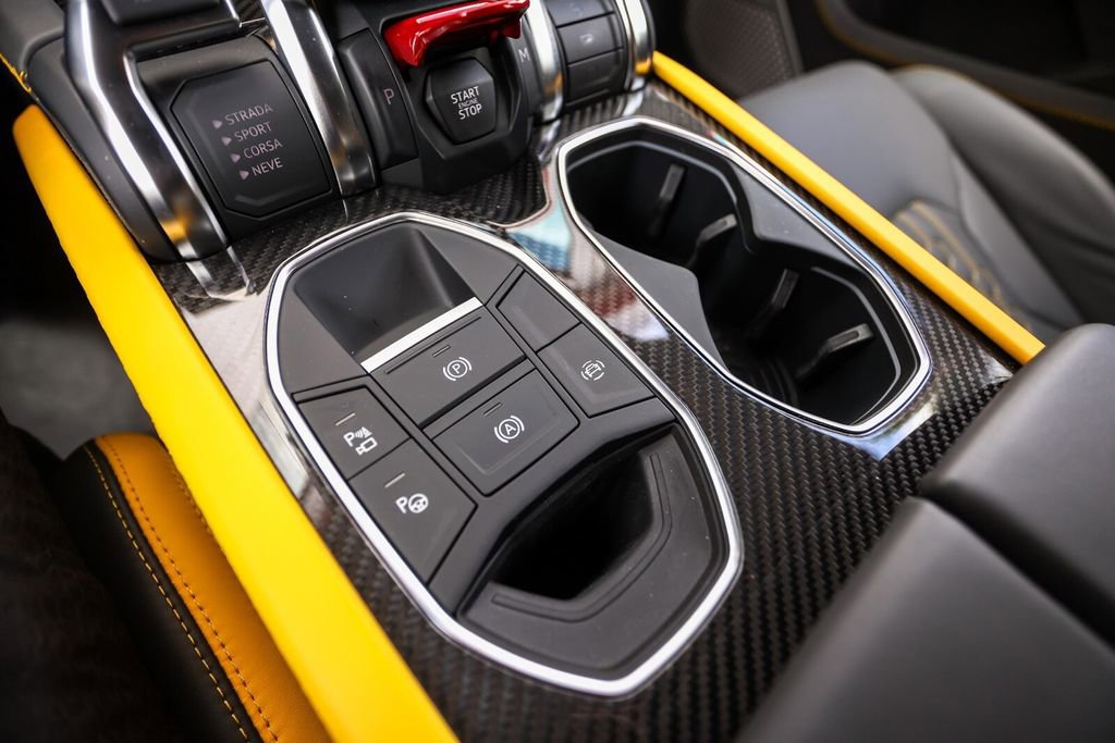 Used 2025 Lamborghini Urus SE AWD/4WD image 46