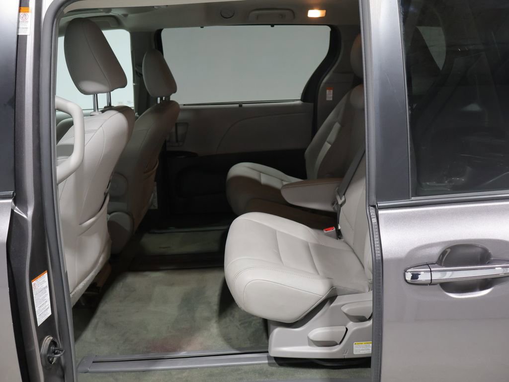 Used 2017 Toyota Sienna XLE image 19