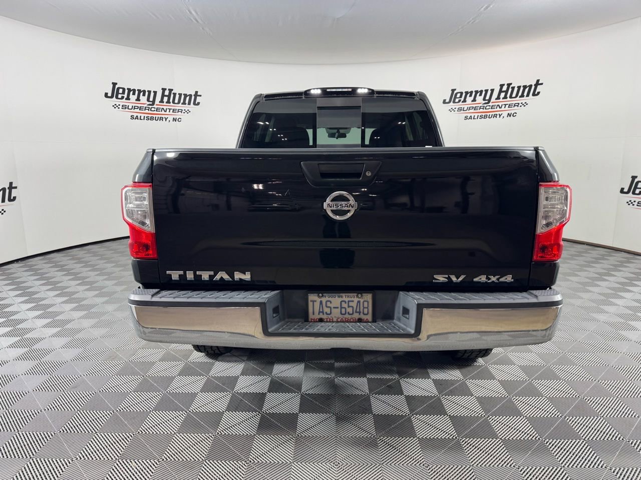 Used 2017 Nissan Titan SV image 9