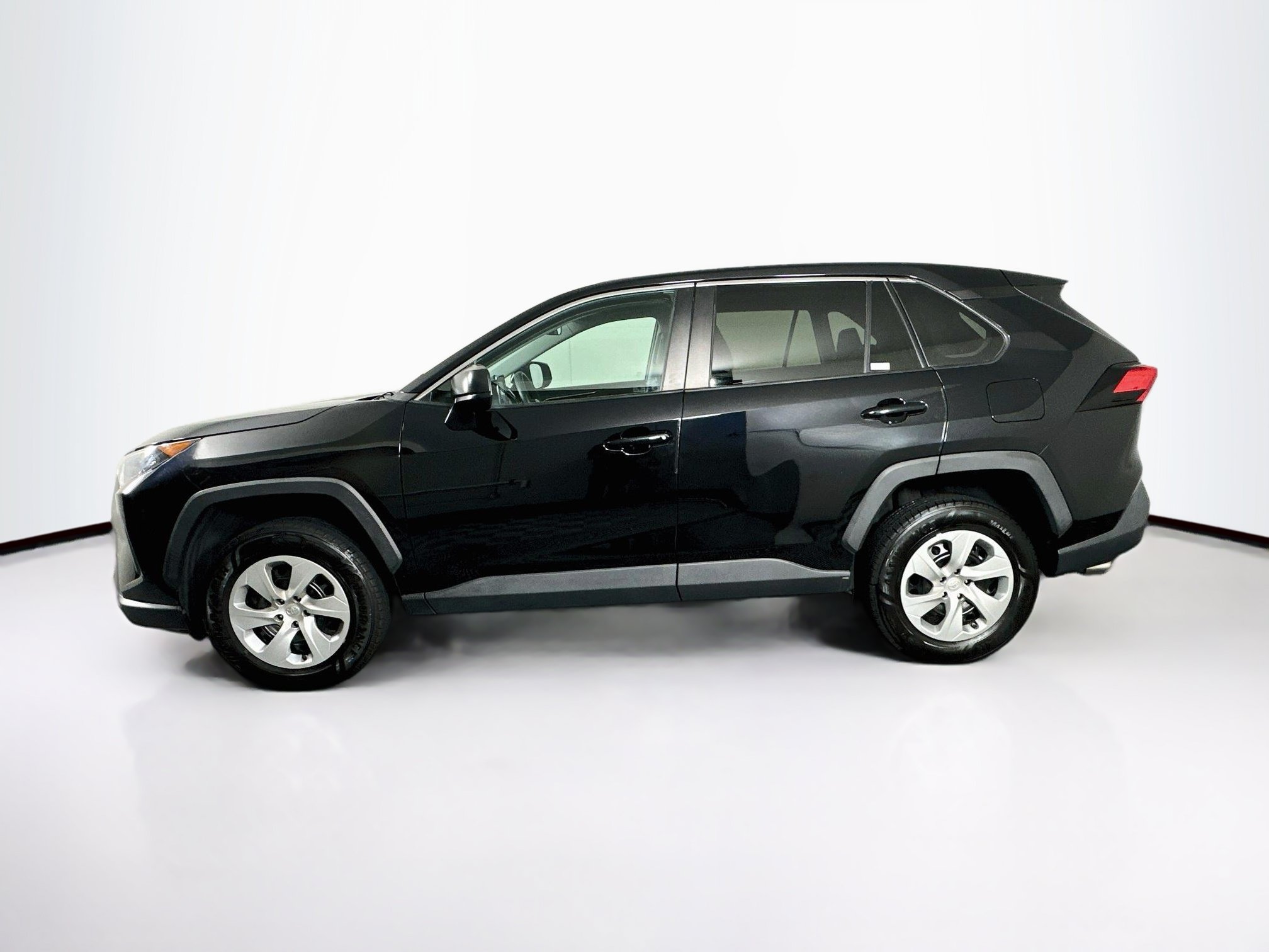 Used 2022 Toyota RAV4 LE FWD image 4