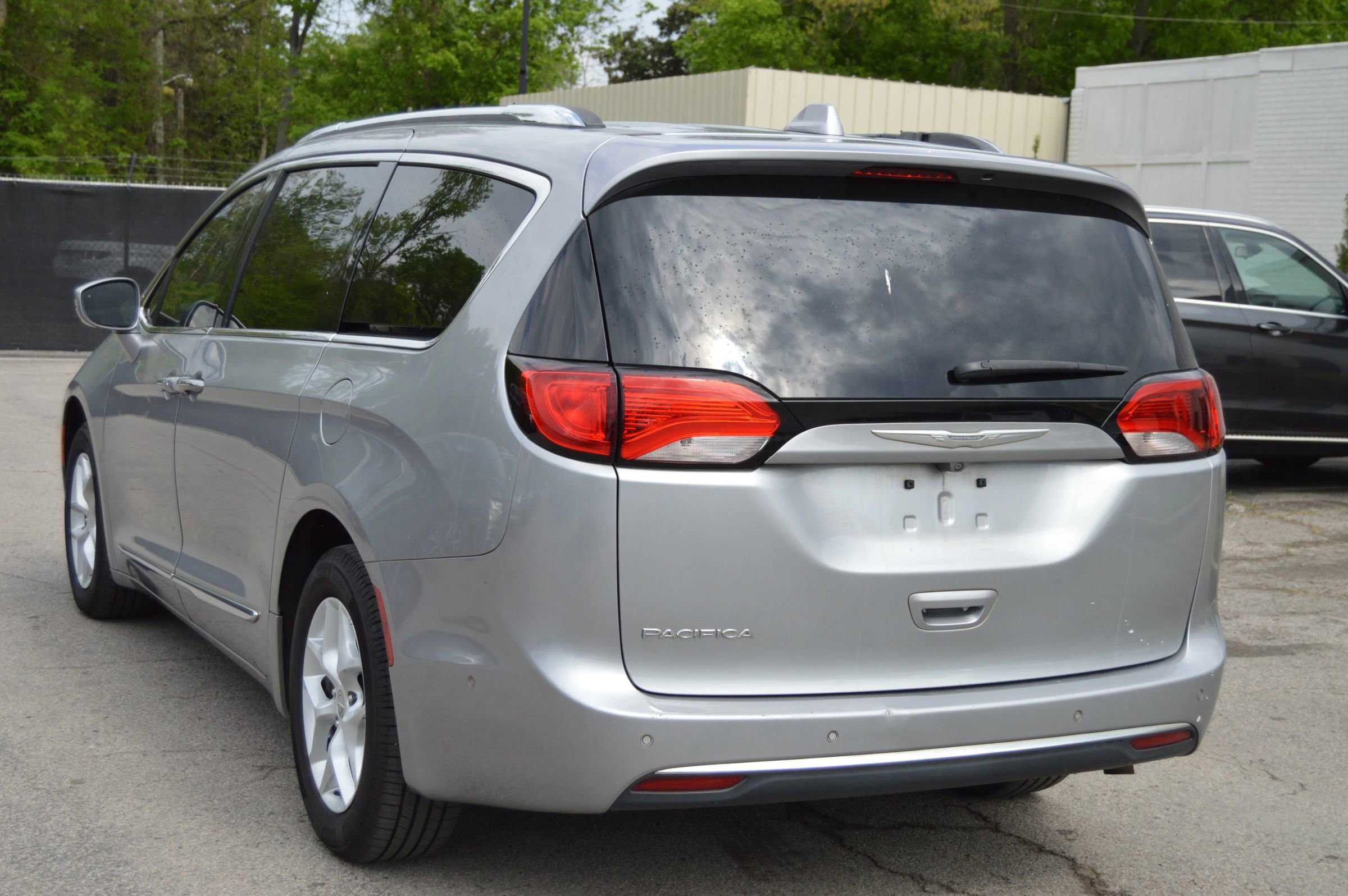 Used 2018 Chrysler Pacifica Touring-L w/ Advanced Safetytec Group FWD image 4