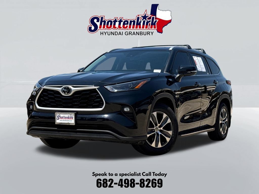 Used 2022 Toyota Highlander XLE FWD video 1
