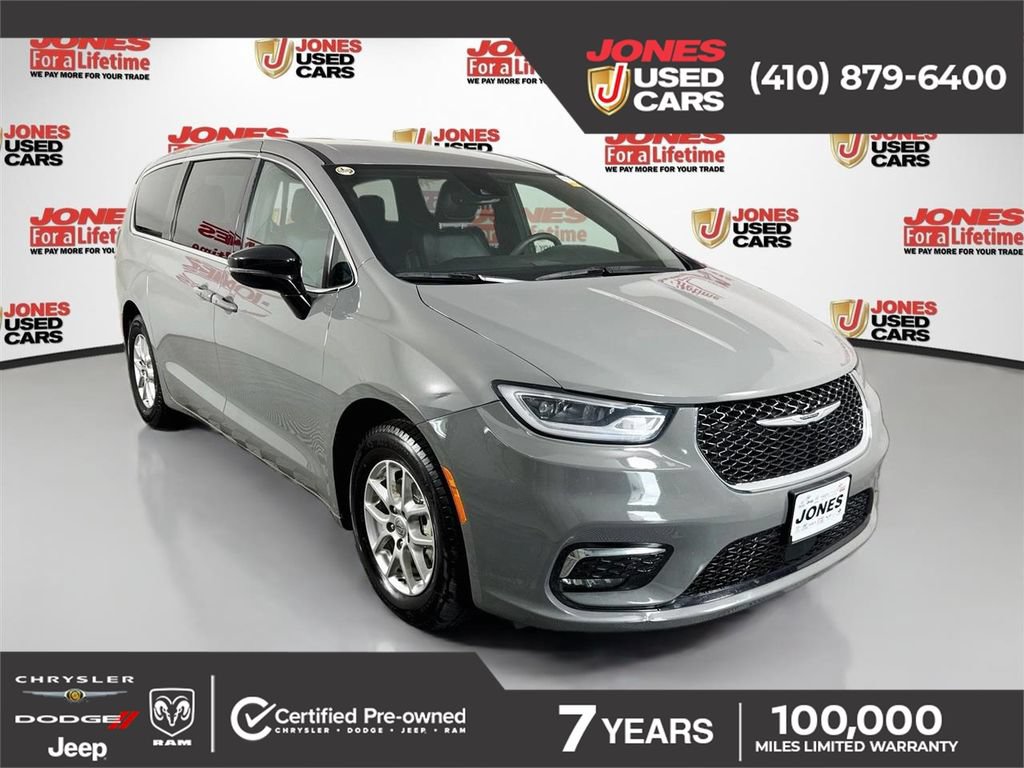 Used 2025 Chrysler Pacifica Select