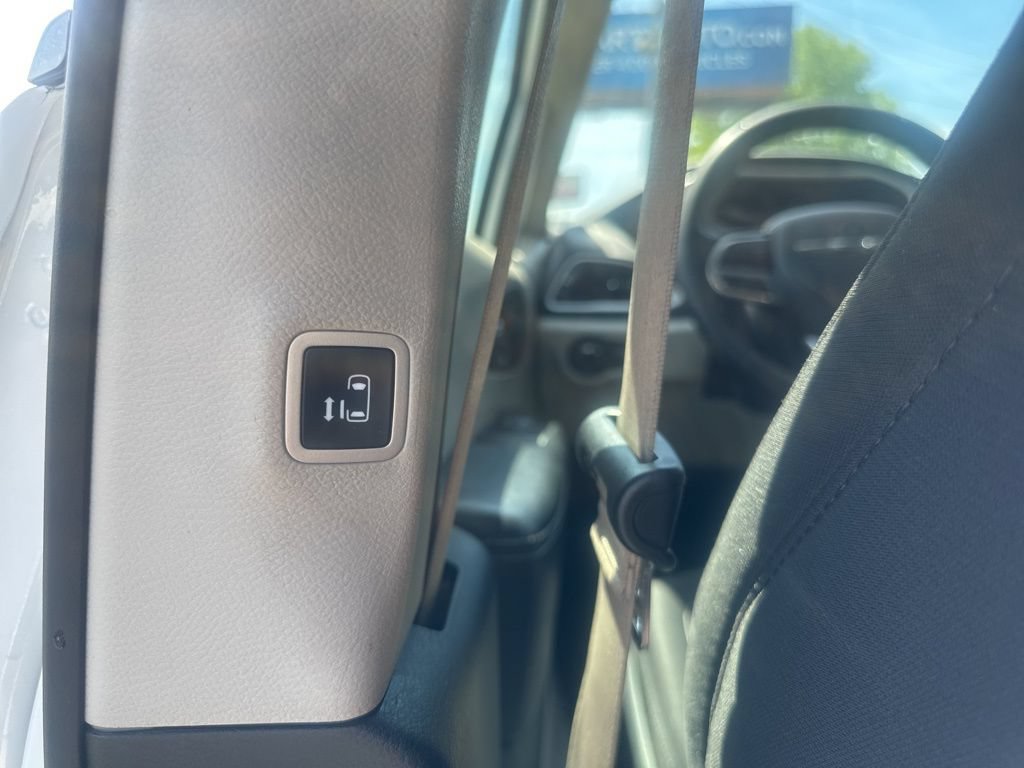 Used 2022 Chrysler Voyager LX image 19