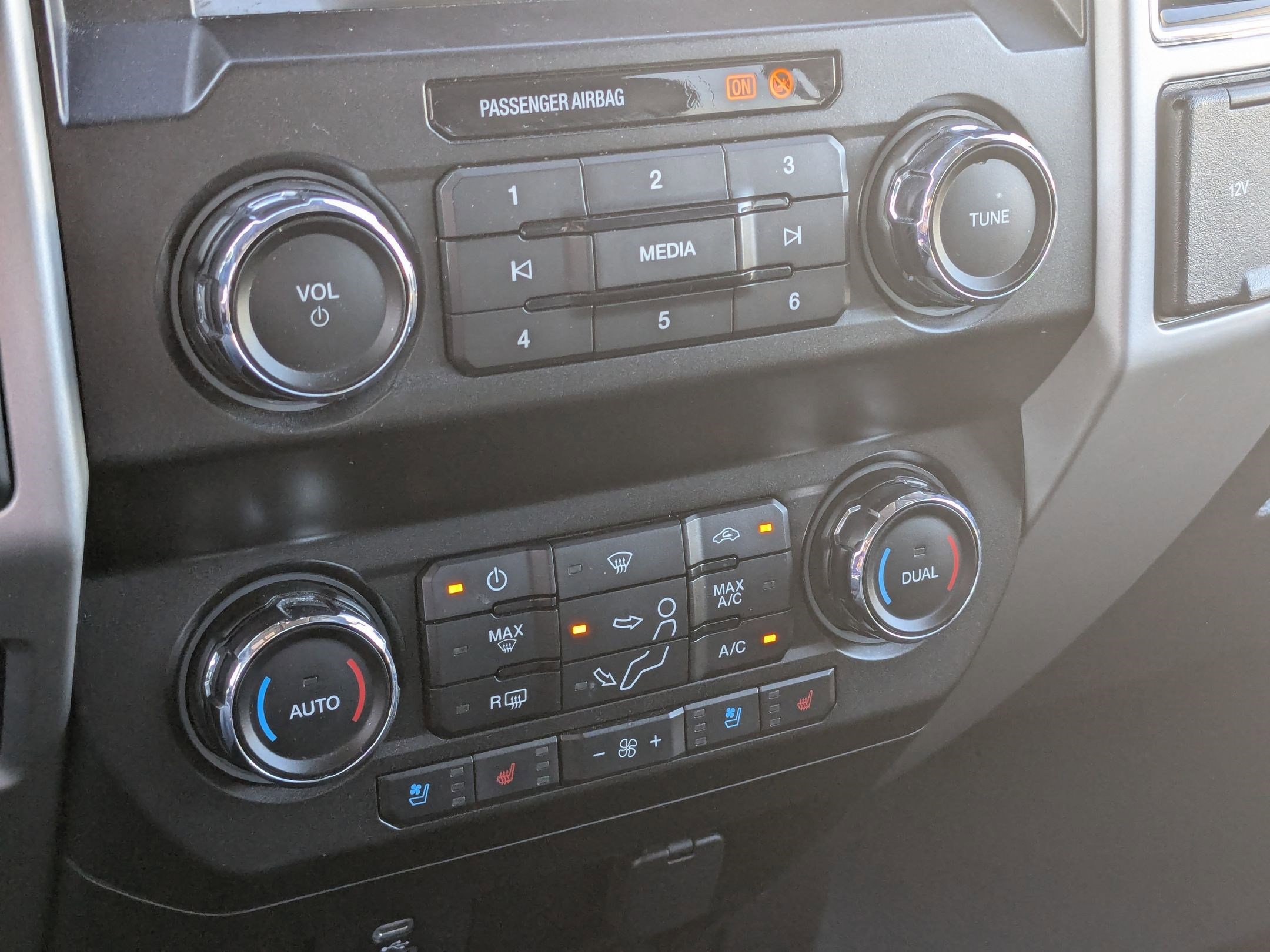 Used 2020 Ford F350 Lariat w/ Camper Package image 24