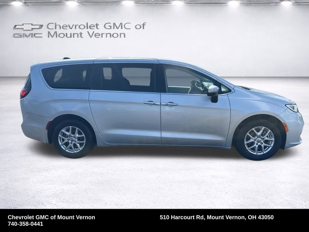 Used 2023 Chrysler Pacifica Touring-L FWD image 14