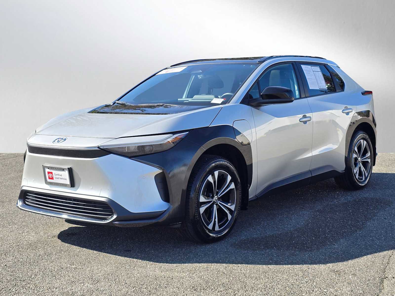 Used 2023 Toyota bZ4X XLE w/ Weather Package image 3