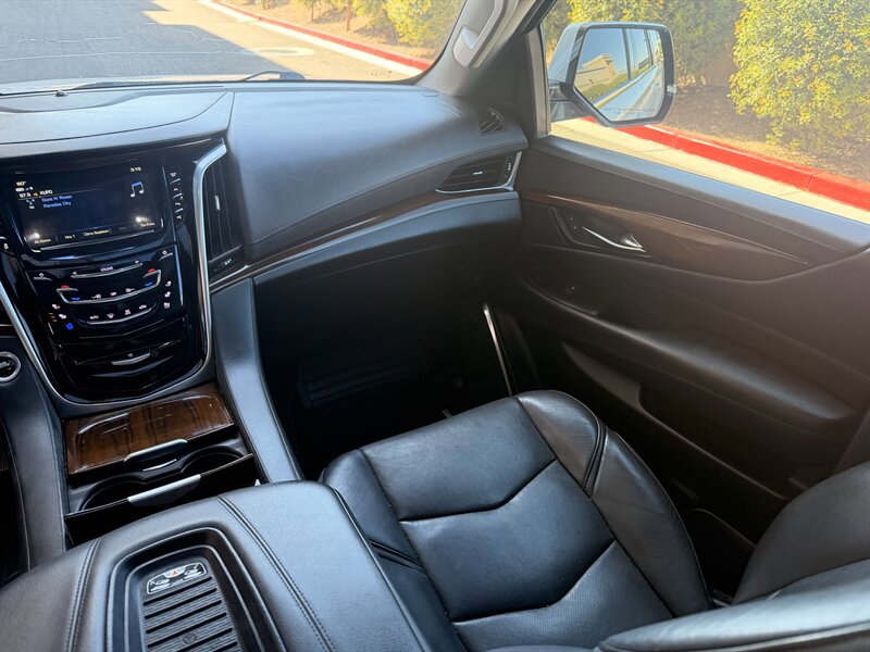 Used 2019 Cadillac Escalade Luxury AWD/4WD image 24