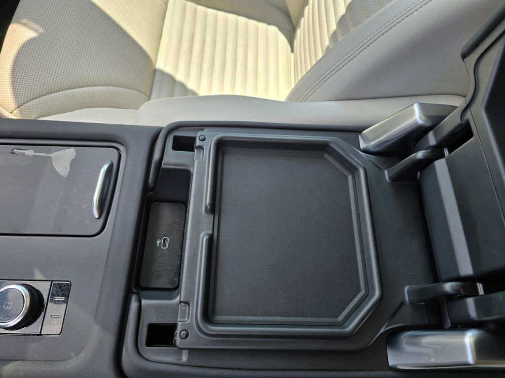 Used 2025 Land Rover Discovery S image 27