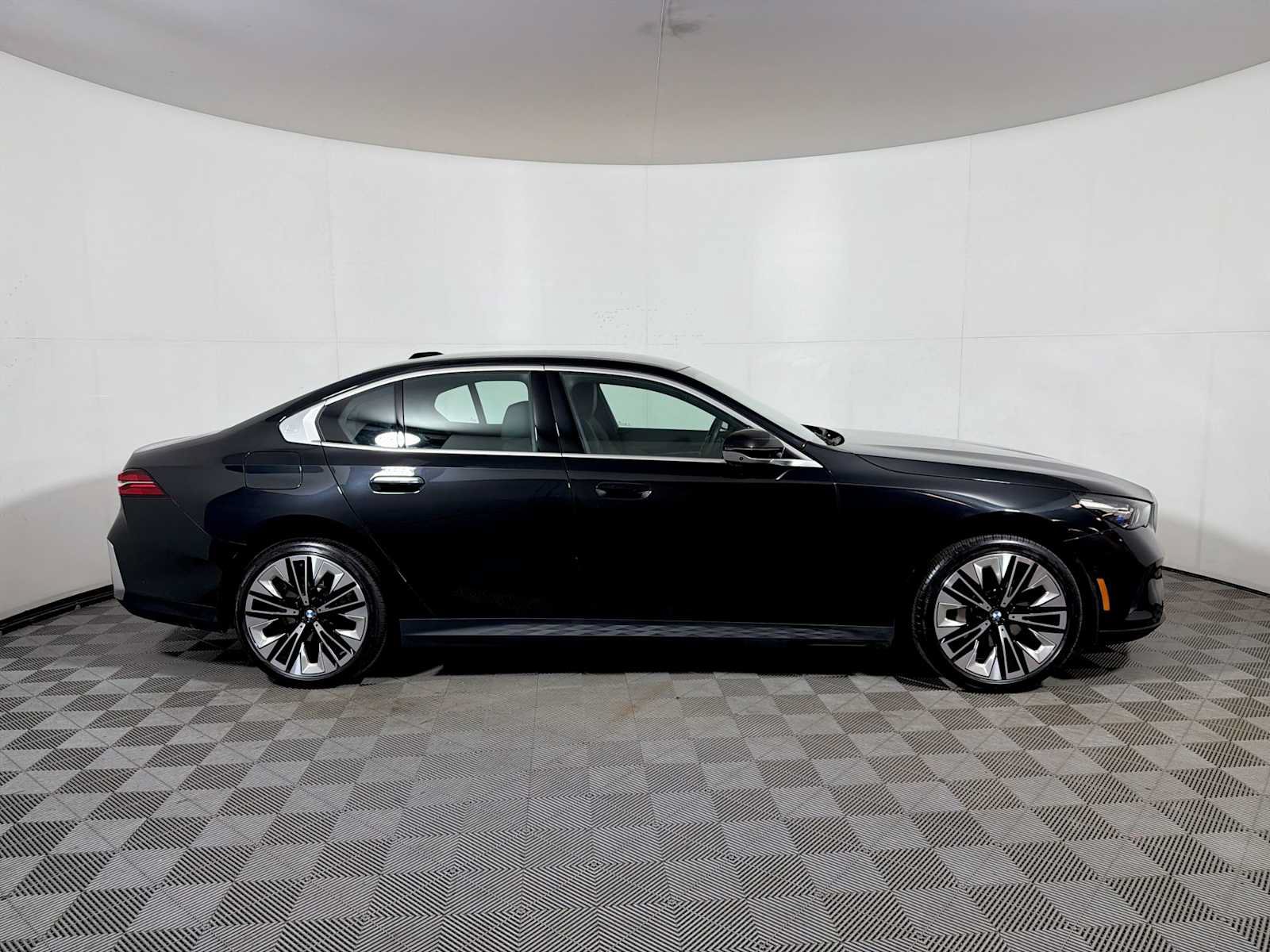 Used 2024 BMW 530i xDrive w/ Premium Package AWD/4WD image 7