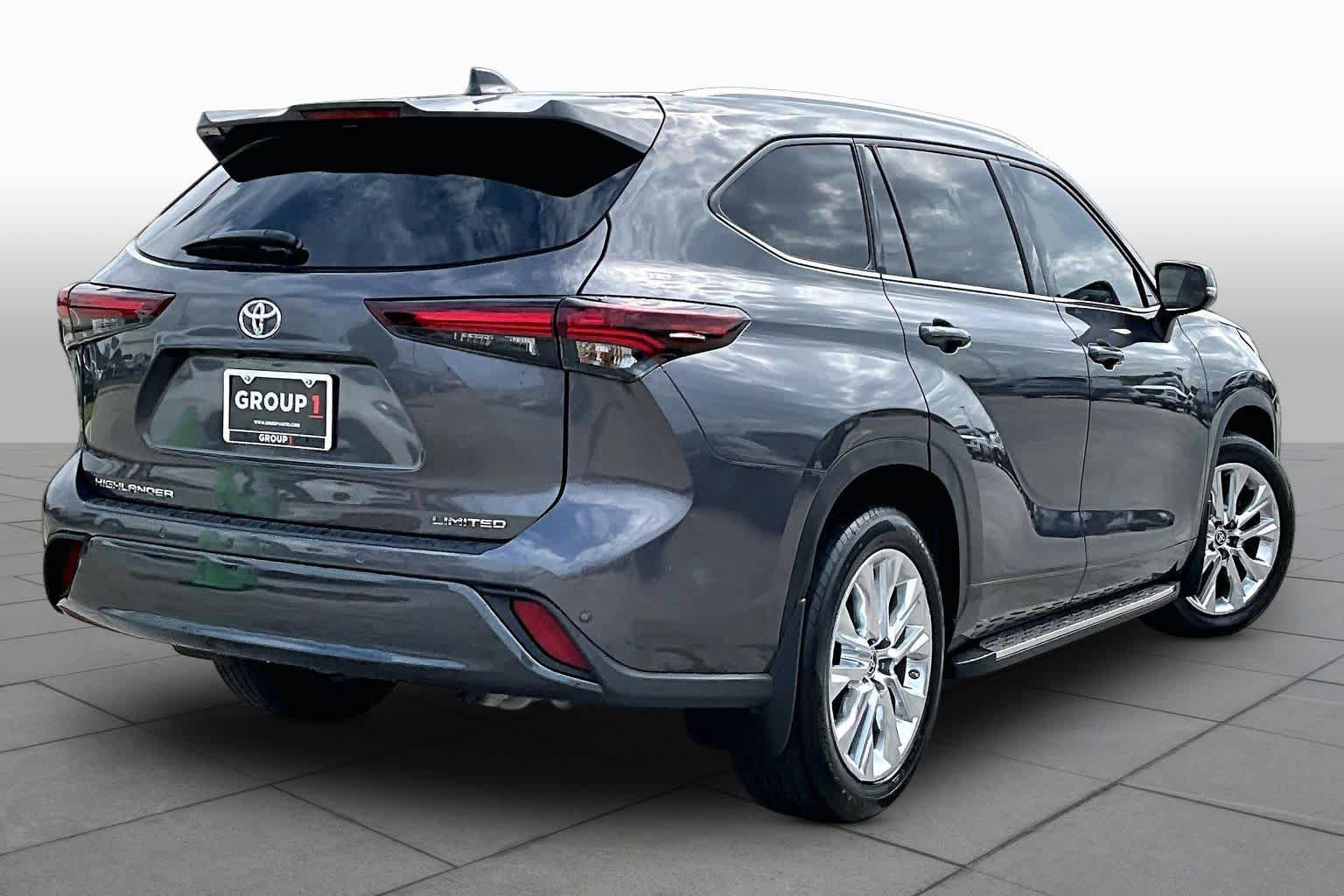Used 2024 Toyota Highlander Limited FWD image 12