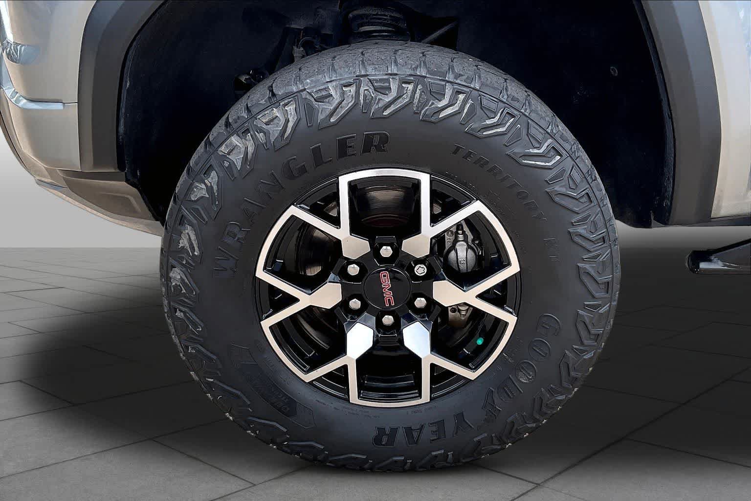 Used 2024 GMC Canyon AT4X AWD/4WD image 11