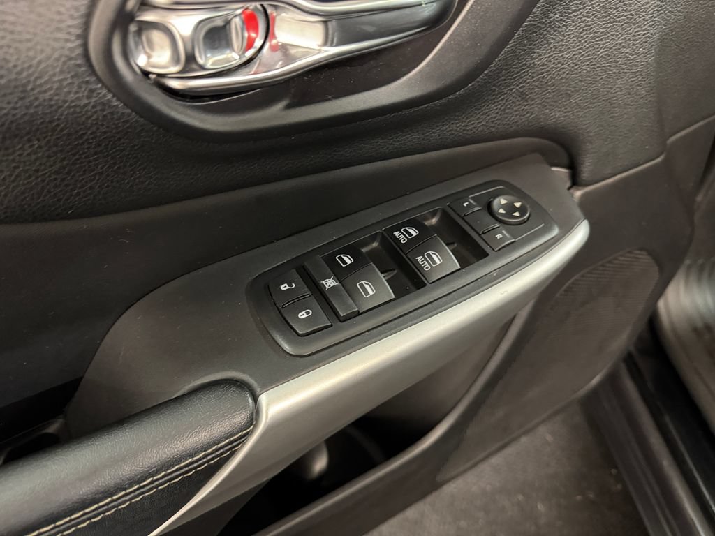 Used 2018 Jeep Cherokee Latitude Plus w/ Comfort/Convenience Group FWD image 16