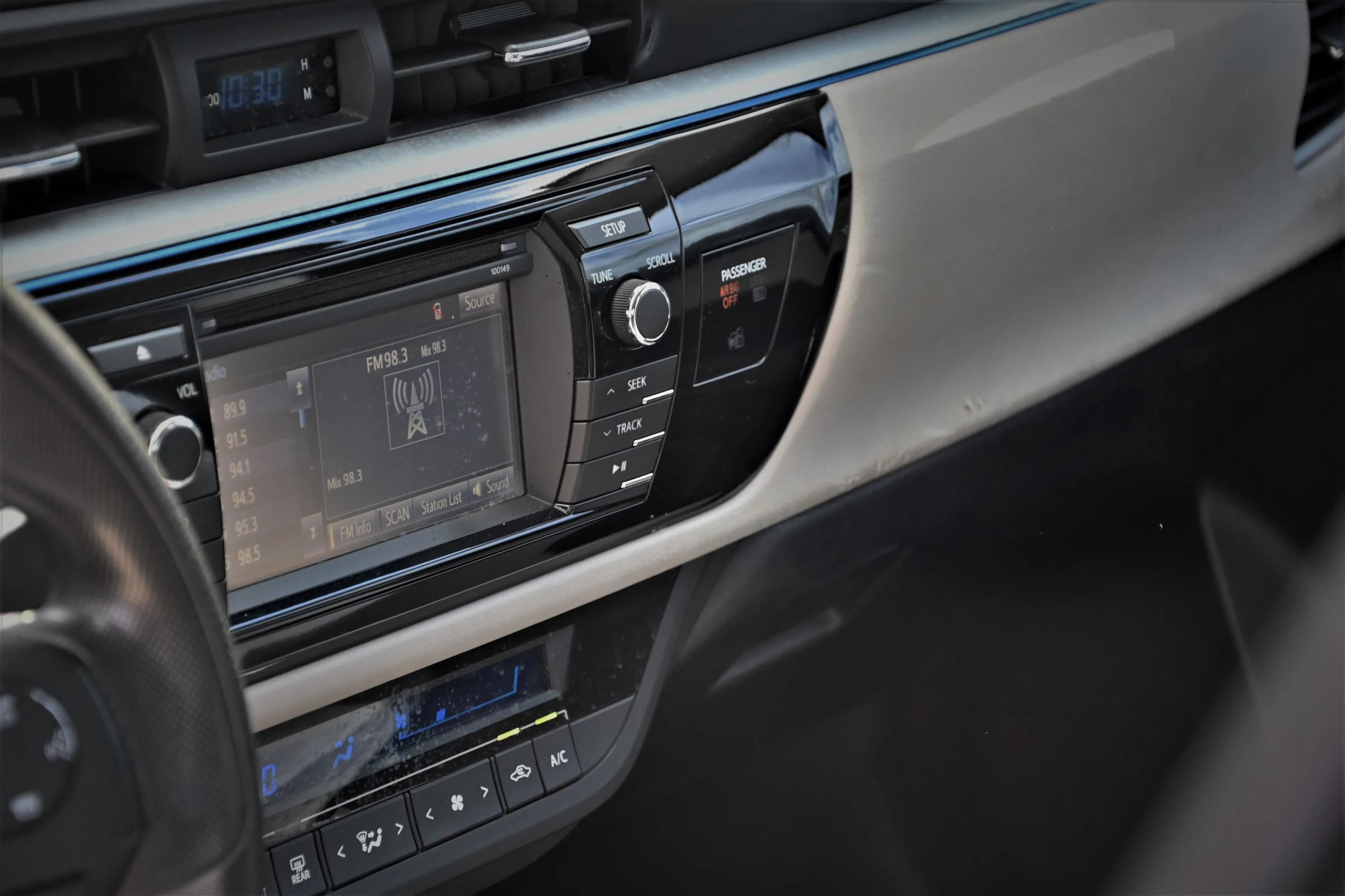Used 2015 Toyota Corolla LE FWD image 10