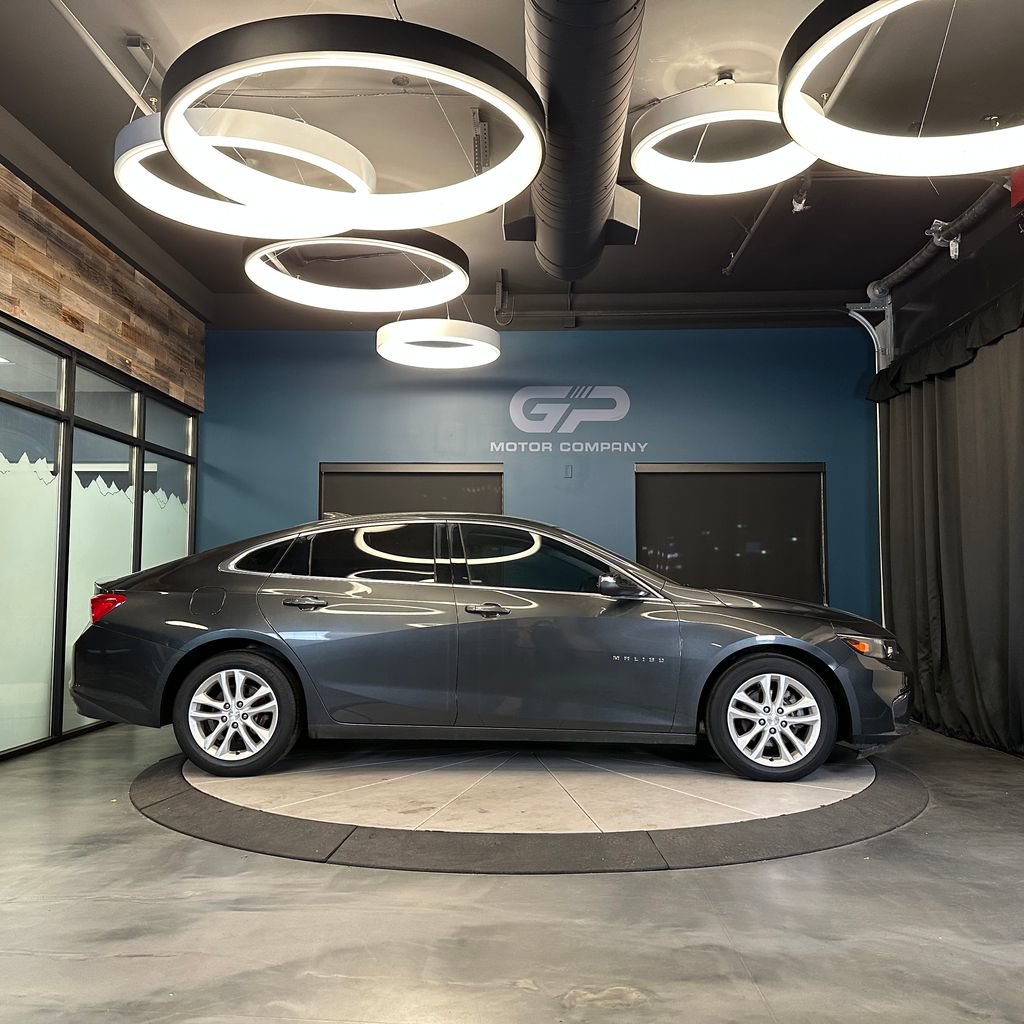 Used 2017 Chevrolet Malibu LT w/ Leather Package FWD image 2