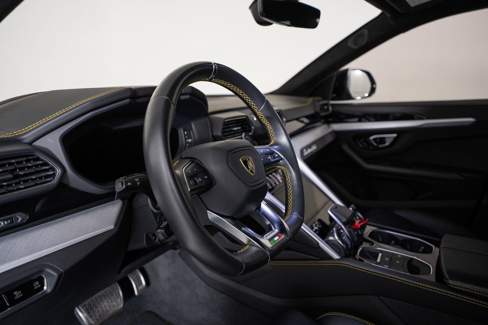 Used 2020 Lamborghini Urus AWD/4WD image 19