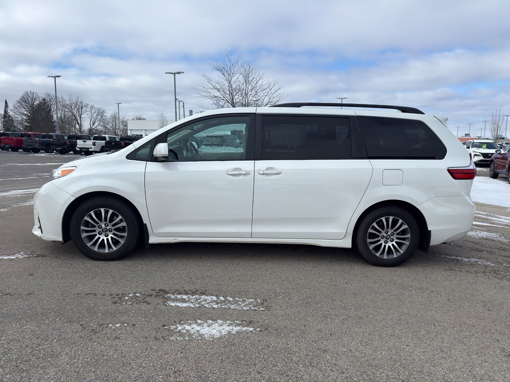 Used 2018 Toyota Sienna XLE w/ XLE Navigation Package image 5