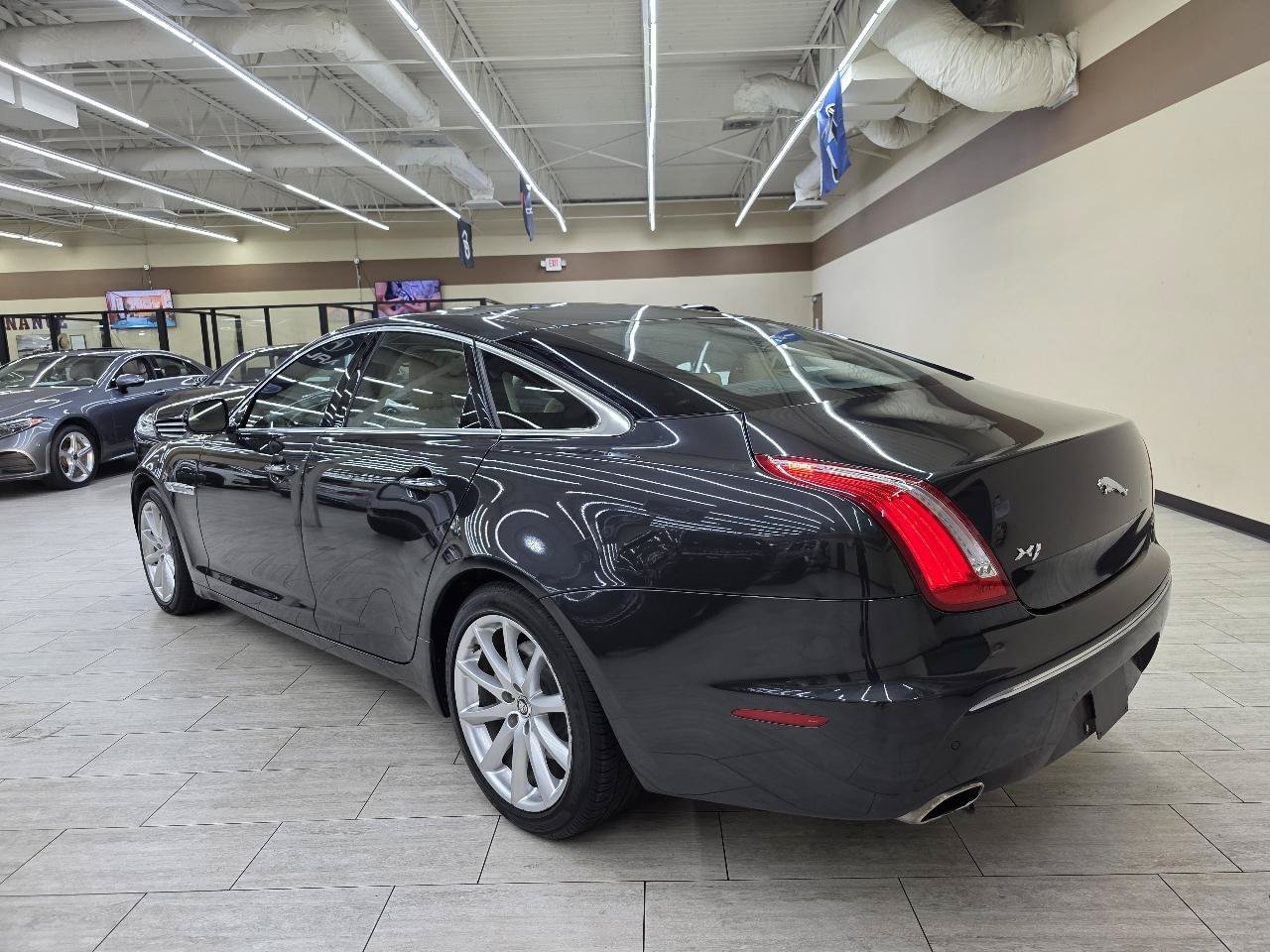 Used 2012 Jaguar XJ RWD image 8