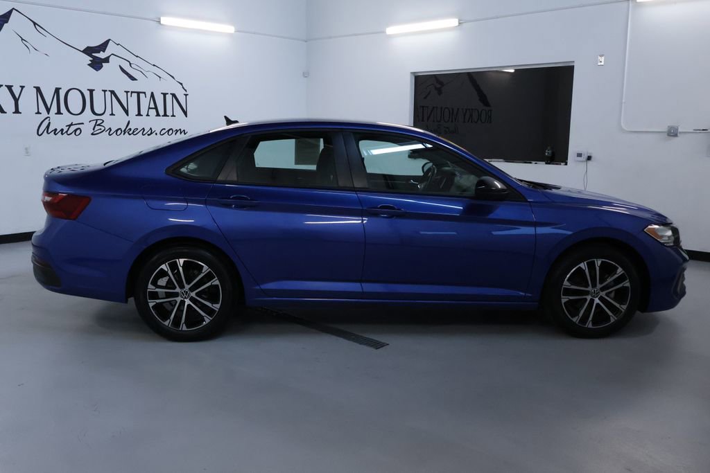 Used 2022 Volkswagen Jetta Sport image 8