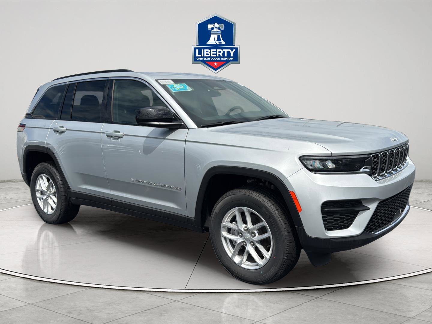 New 2025 Jeep Grand Cherokee Laredo X w/ Luxury Tech Group I AWD/4WD image 15