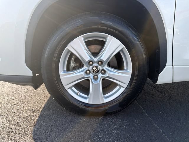 Used 2021 Toyota Highlander LE FWD image 11