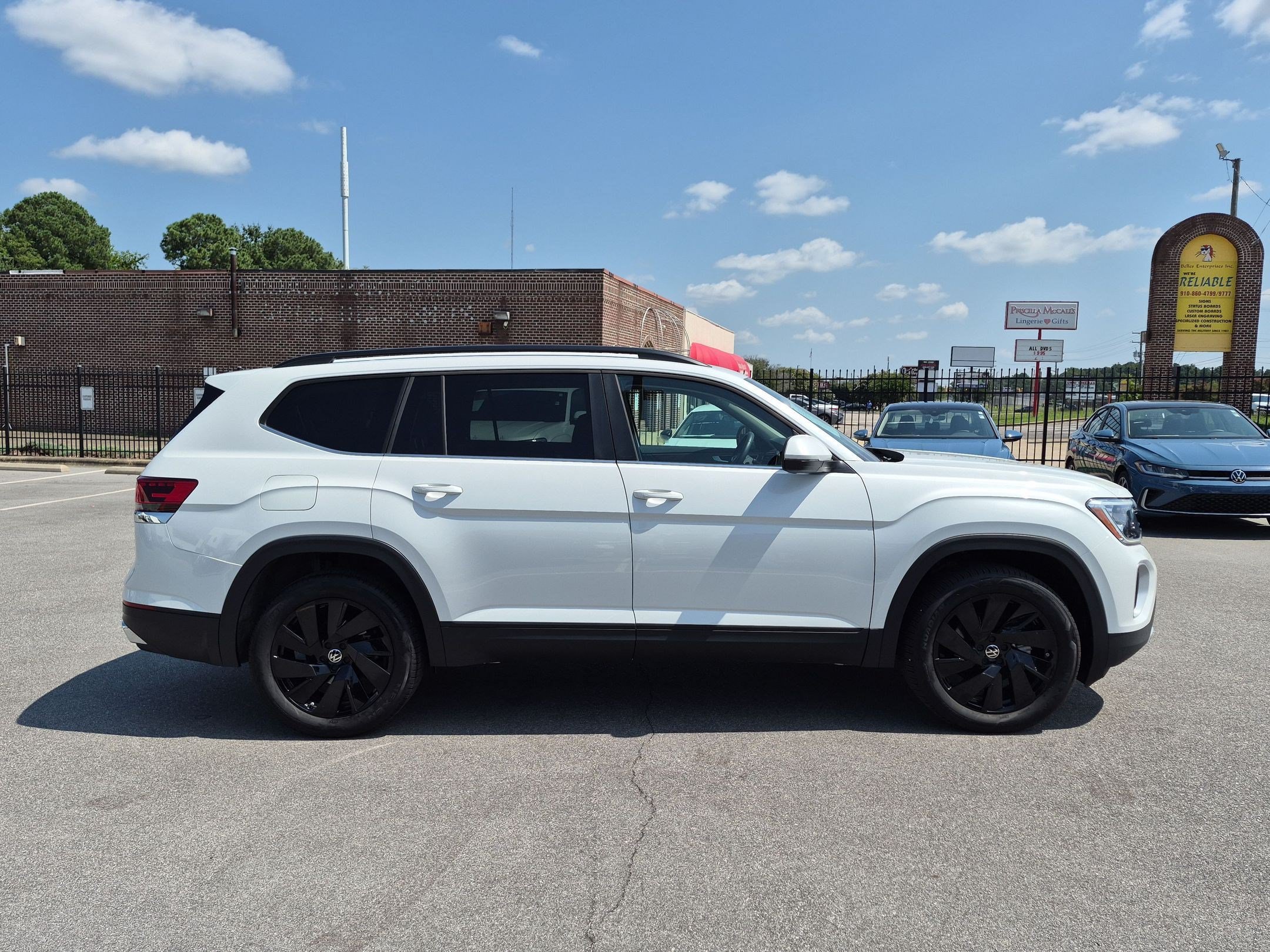 Used 2026 Volkswagen Atlas SE AWD/4WD image 2